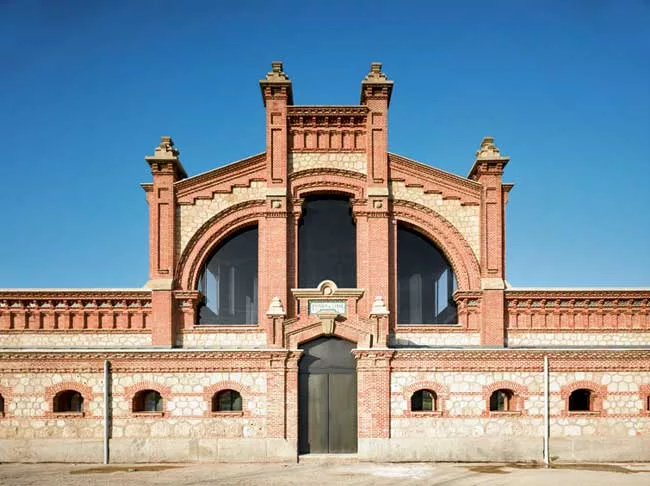 Carnicero's most recently completed project is a renovation of a 50,000-square-foot pavilion in a cultural center being created out of a complex of former slaughterhouses in Madrid. To subdivide the i