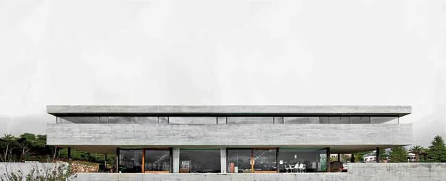 The building comprises two residences, one for Carnicero himself and the other for a friend, as well as the architect's studio. The house, outside of Madrid in Torrelodones, is raised on an ample podi