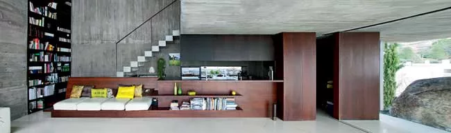 The building comprises two residences, one for Carnicero himself and the other for a friend, as well as the architect's studio. The house, outside of Madrid in Torrelodones, is raised on an ample podi