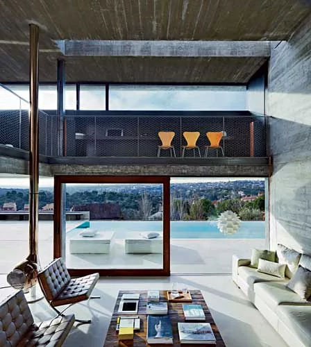 The building comprises two residences, one for Carnicero himself and the other for a friend, as well as the architect's studio. The house, outside of Madrid in Torrelodones, is raised on an ample podi