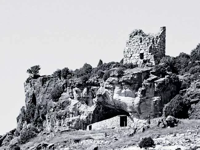 For over 1,000 years, this tower in Guadalajara has guarded a strategic mountain pass. Carnicero rebuilt ruined sections of the walls using stone from the site and traditional techniques, separating h