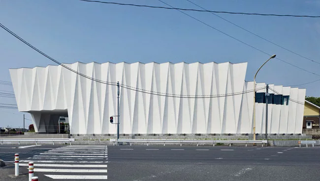 An oddly shaped plot located near a busy intersection in suburban Saitama prefecture hardly seems like the ideal spot for a wedding hall. But Pleats.M (above and opposite) aims to disprove that assump