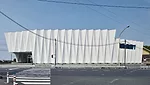 An oddly shaped plot located near a busy intersection in suburban Saitama prefecture hardly seems like the ideal spot for a wedding hall. But Pleats.M (above and opposite) aims to disprove that assump