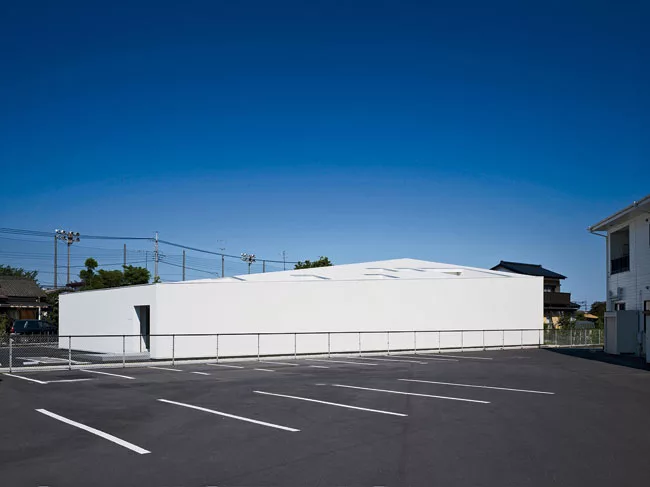 A combined residence and workplace for a dentist and his family, the Chiyodanomori Dental Clinic is located in Gunma prefecture, where the winters are cold and the summers hot. To protect his clients