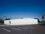 A combined residence and workplace for a dentist and his family, the Chiyodanomori Dental Clinic is located in Gunma prefecture, where the winters are cold and the summers hot. To protect his clients 