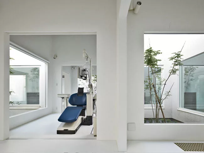 A combined residence and workplace for a dentist and his family, the Chiyodanomori Dental Clinic is located in Gunma prefecture, where the winters are cold and the summers hot. To protect his clients