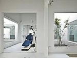 A combined residence and workplace for a dentist and his family, the Chiyodanomori Dental Clinic is located in Gunma prefecture, where the winters are cold and the summers hot. To protect his clients 