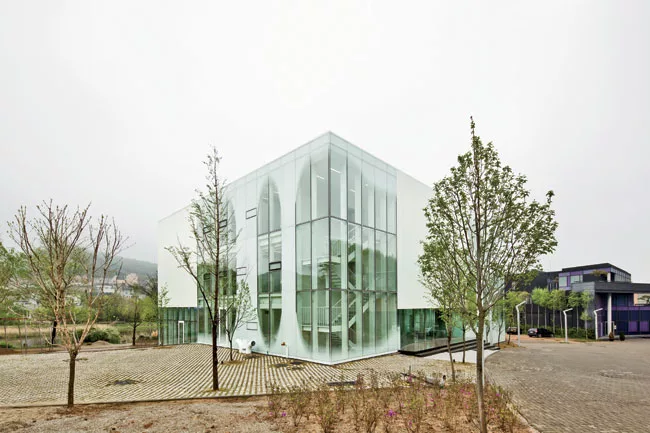 Park and Hong clinched the commission to design the steel-frame and frosty-fritted-glass White Block Gallery in an invited competition in 2011. The 16,145-square-foot space, which is dedicated to glob