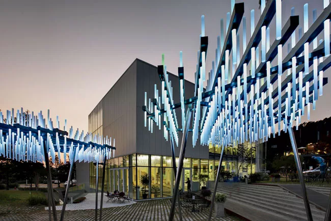 Commissioned for a courtyard at the White Block Gallery, this work takes its name from the shape of the three loosely organized clusters of LED-lit plexi-rods, supported by a steel-and-aluminum frame,