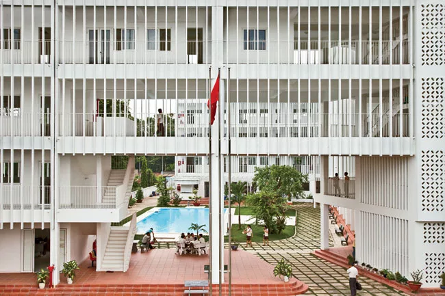 Located in the new town of Binh Duong, a 30-minute drive outside of Ho Chi Minh City, this school uses an S-shaped plan to wrap around a pair of courtyards and provide an uninterrupted circulation loo