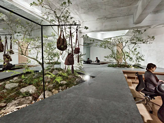 A showroom and office for the leatherwear company Sisii, this interior project occupies a prominent Kobe site. Created in collaboration with the landscape designer Toshiya Ogino, the unusual space is