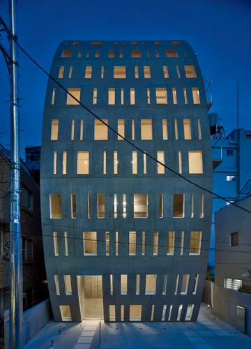 A commercial building in an upscale Tokyo neighborhood, the 3,875-square-foot Urbanprem Minamiaoyama was completed in 2008. Situated at the end of a quiet cul-de-sac, it greets the narrow street in fr