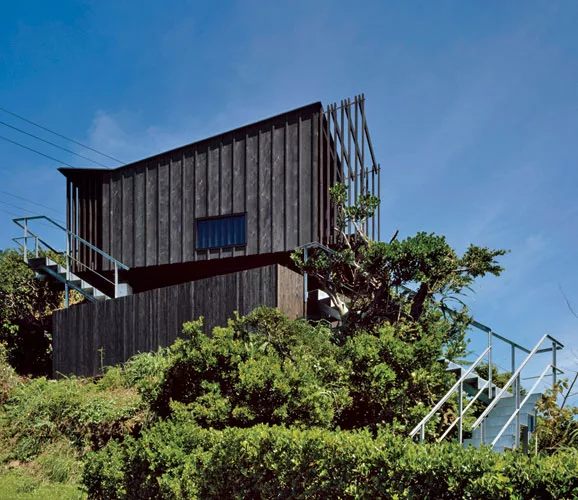 A tiny, four-tatami-mat teahouse, Azumaya may be one of Nagayama's smallest works to date, but it is also one of her most spectacular. Completed in 2007, it occupies a dramatic site on the coast of Ch