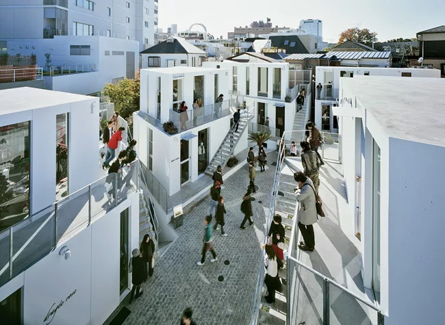 Completed in 2006, Sarugaku is a shopping complex located in Tokyo’s fashionable Daikanyama neighborhood. Influenced by the area’s charming streets and small boutiques, Hirata created a me