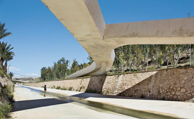 Crisscrossing paths and bridges open access to the steep slopes of the River Vinalop', which cuts the town of Elche in half. The architects organized citizens' workshops to help chose routes and desti