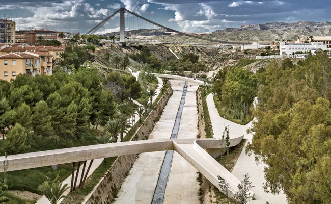 Crisscrossing paths and bridges open access to the steep slopes of the River Vinalop', which cuts the town of Elche in half. The architects organized citizens' workshops to help chose routes and desti