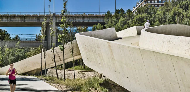 Crisscrossing paths and bridges open access to the steep slopes of the River Vinalop', which cuts the town of Elche in half. The architects organized citizens' workshops to help chose routes and desti