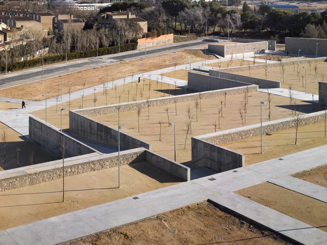 Built on a site used as a dump and gravel quarry, this is one of four parks designed by Elorza outside Zaragoza. He leveled the 30-foot slope into terraces that are supported with unreinforced concret