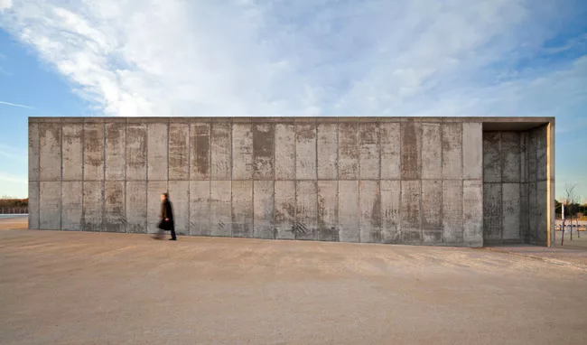 Built on a site used as a dump and gravel quarry, this is one of four parks designed by Elorza outside Zaragoza. He leveled the 30-foot slope into terraces that are supported with unreinforced concret
