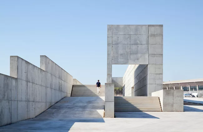 This park, designed with Manuel Fern'ndez Ram'rez, sits along a ring road on the outskirts of Zaragoza and serves as a gateway to an adjacent residential neighborhood. A sunken plaza serves as one of