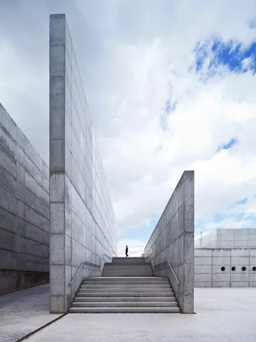 This park, designed with Manuel Fern'ndez Ram'rez, sits along a ring road on the outskirts of Zaragoza and serves as a gateway to an adjacent residential neighborhood. A sunken plaza serves as one of