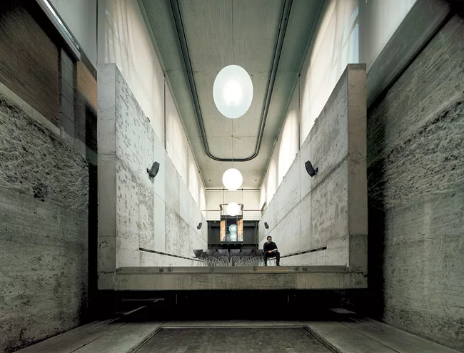 This intervention occupies the basement of a Neoclassical loggia in Madrid. Collaborating with Jesús Aparicio, Elorza removed a portion of a thick floor slab to create a double-height auditoriu
