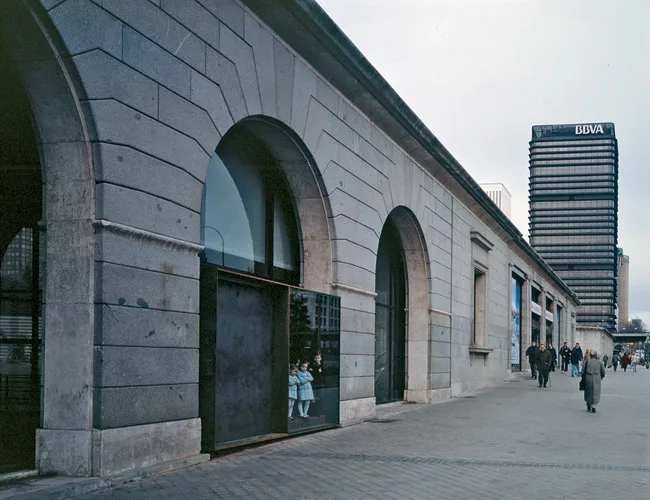 This intervention occupies the basement of a Neoclassical loggia in Madrid. Collaborating with Jesús Aparicio, Elorza removed a portion of a thick floor slab to create a double-height auditoriu