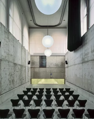 This intervention occupies the basement of a Neoclassical loggia in Madrid. Collaborating with Jesús Aparicio, Elorza removed a portion of a thick floor slab to create a double-height auditoriu