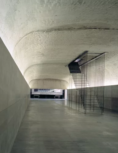 This intervention occupies the basement of a Neoclassical loggia in Madrid. Collaborating with Jesús Aparicio, Elorza removed a portion of a thick floor slab to create a double-height auditoriu