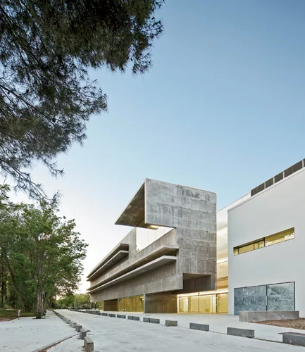 To give this addition to an existing 1940s building in Madrid its own identity, Elorza separated the two structures with a long patio and raised the new one on four piers. The patio is lined on one si