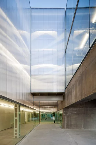 To give this addition to an existing 1940s building in Madrid its own identity, Elorza separated the two structures with a long patio and raised the new one on four piers. The patio is lined on one si