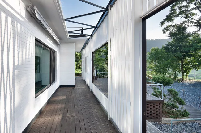 The owner of a Seoul design company owned an ugly brick house in the mountains in Namhae county, where he liked to escape. He decided to make it more welcoming, so he hired JOHO to remake the building
