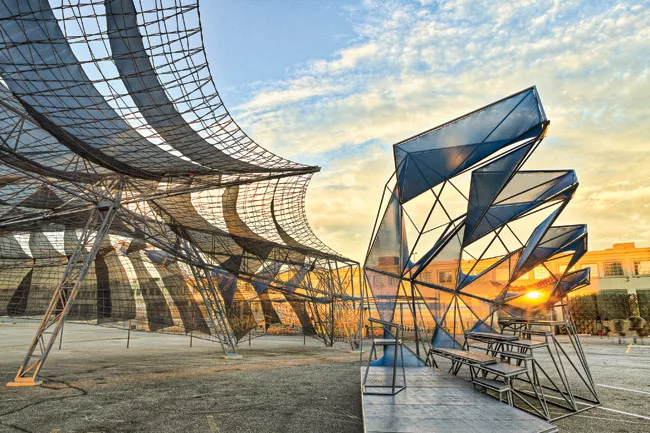 A year after finishing a pavilion called Netscape for SCI-Arc’s graduation in 2011, Oyler and Wu were asked to design a second work that would play off the first and reimagine the ceremony&rsquo