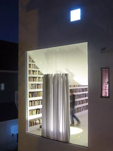 Para did not screen the window at the rear, allowing for unobstructed backyard views.