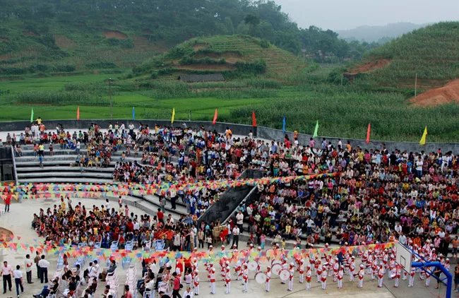 This school was one of the firm&rsquo;s earliest projects. Integrated into the surrounding landscape of farming terraces, it features a topography of steps connecting a basketball court to an open roo