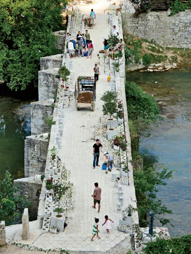 In reconstructing and resurfacing this 300-year-old bridge in Guizho, RUF sought to revitalize the historic structure using the means and techniques available. Precast concrete was added to strengthen