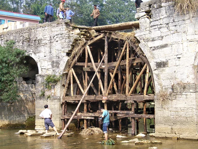 In reconstructing and resurfacing this 300-year-old bridge in Guizho, RUF sought to revitalize the historic structure using the means and techniques available. Precast concrete was added to strengthen