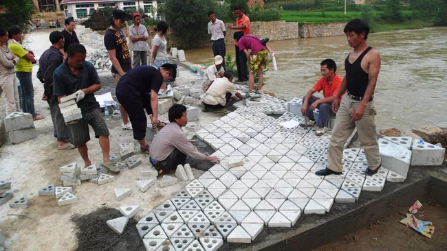 In reconstructing and resurfacing this 300-year-old bridge in Guizho, RUF sought to revitalize the historic structure using the means and techniques available. Precast concrete was added to strengthen