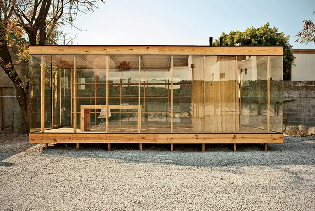 This weekend retreat for a young couple sits lightly atop columns on its awe-inspiring site surrounded by the Sierra Madre mountains in Nuevo Le&oacute;n state. The architects used scrap steel for muc