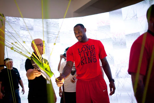 ESKYIU served as the curator of Nike's Festival of Sport in Shanghai in 2012 and designed an interactive installation for the company's Flyknit line of footwear. Sports celebrities such as basketball 