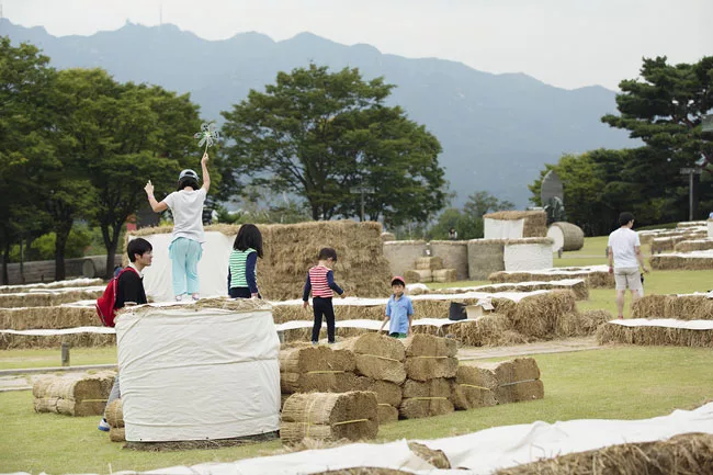 On the grounds of the Museum of Modern and Contemporary Art in Gwacheon, South Korea, the firm created a temporary landscape that serves as a platform for play and relaxation. A veritable alphabet sou