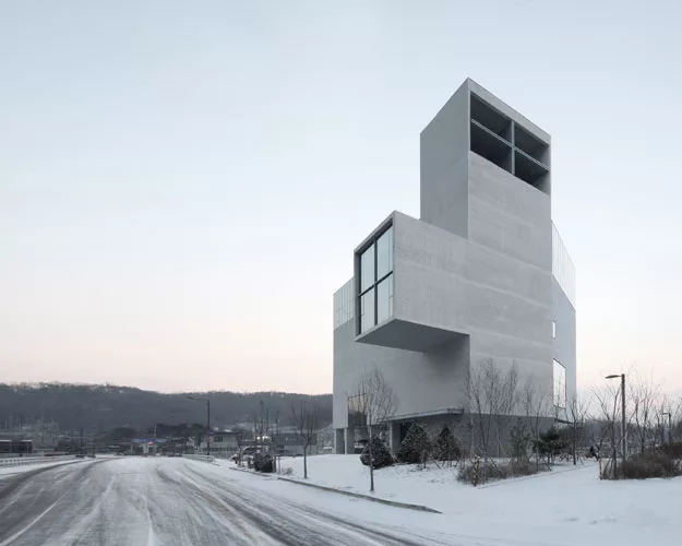 One of the first buildings completed in Byeollae, a new district in northeast Seoul, this church serves as an important landmark in a place that's just beginning to develop an identity. Na and Yoo des