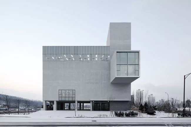 One of the first buildings completed in Byeollae, a new district in northeast Seoul, this church serves as an important landmark in a place that's just beginning to develop an identity. Na and Yoo des