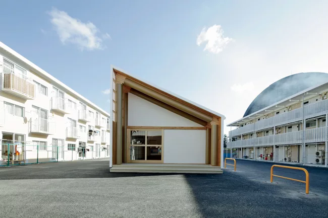 Outside, Ban added an atelier for children’s art classes, largely funded by painter Hiroshi Senju of Kyoto University of Art and Design, as well as a community center.