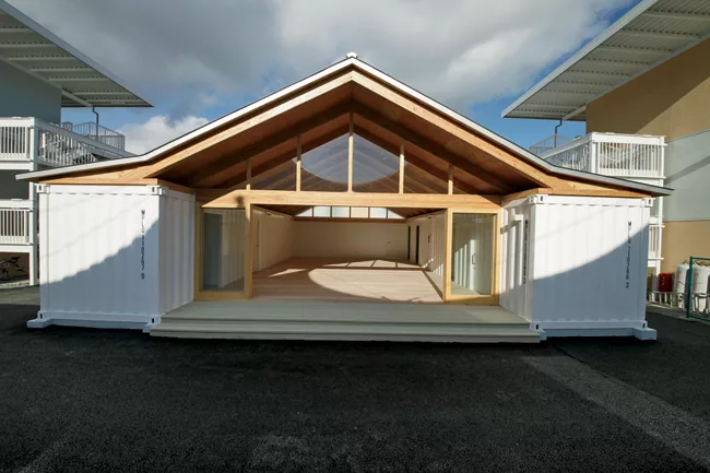 Outside, Ban added an atelier for children’s art classes, largely funded by painter Hiroshi Senju of Kyoto University of Art and Design, as well as a community center.