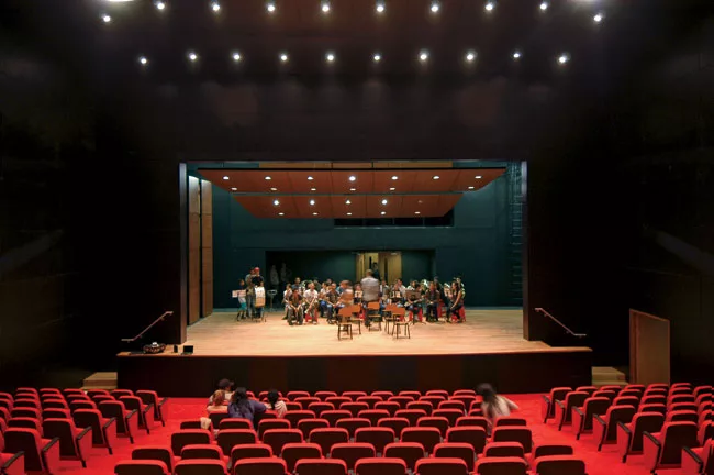The Fernando Botero library park is the only of Medell'n's six library parks with a formal proscenium theater with a flyloft. The theater seats 313 and will expand when seating is added to the balcony