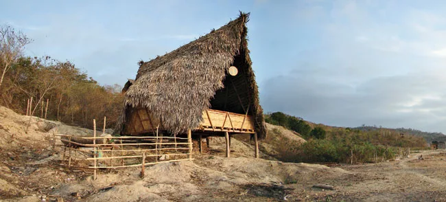 The scheme for the school was developed with Ecuadorian vernacular structures and the skills of local laborers in mind.
