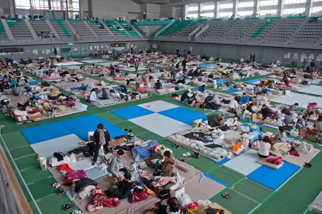 Emergency centers set up in gymnasiums and other large structures offer little privacy. In response, Shigeru Ban conceived a partition system made of paper tubes and canvas sheets.