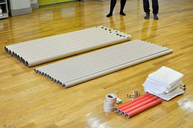 Emergency centers set up in gymnasiums and other large structures offer little privacy. In response, Shigeru Ban conceived a partition system made of paper tubes and canvas sheets.