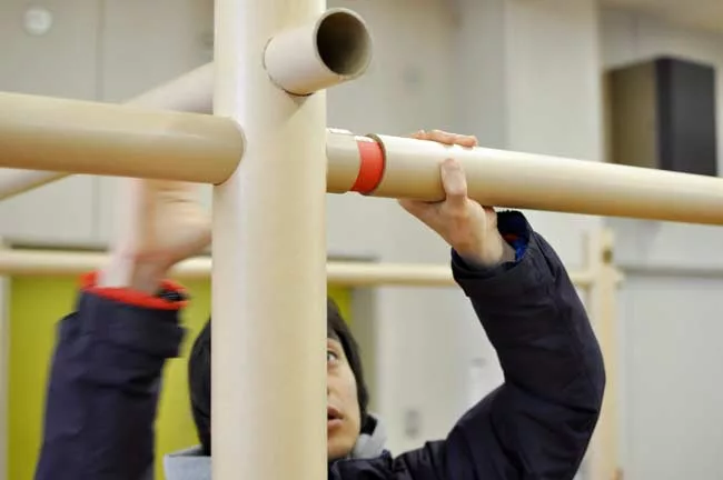 Emergency centers set up in gymnasiums and other large structures offer little privacy. In response, Shigeru Ban conceived a partition system made of paper tubes and canvas sheets.